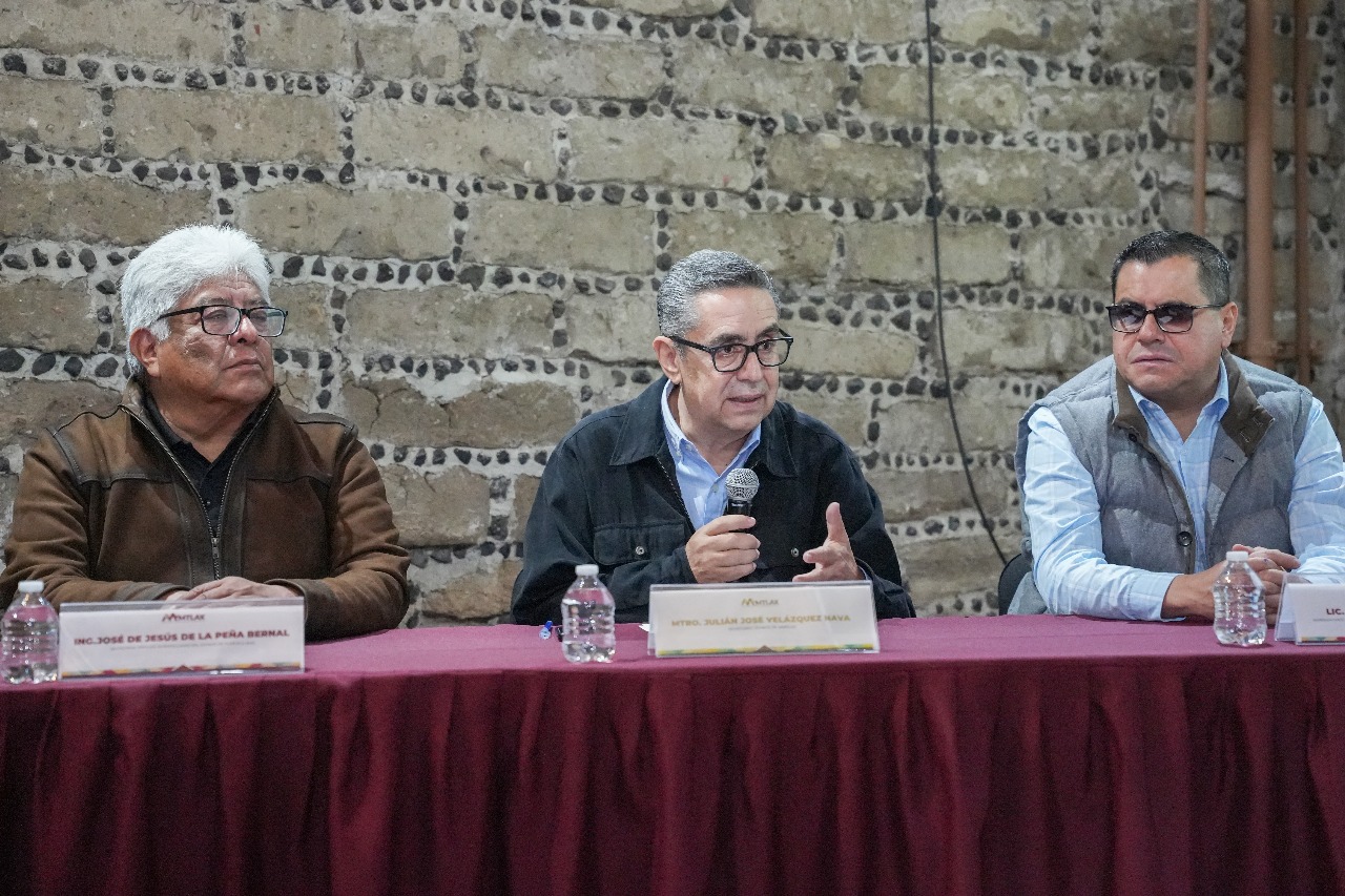 Gestiona Alfonso Sánchez foro sobre medidas de prevención de enfermedades en el ganado para miembros de la AAMTLAX